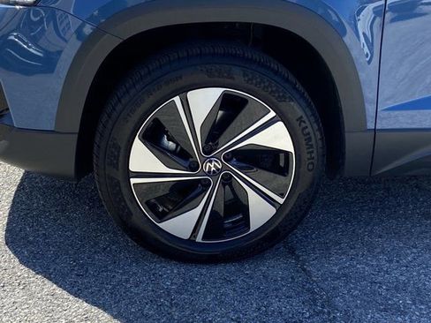 Used 2025 Volkswagen Taos SE w/ Panoramic Sunroof Package image 9