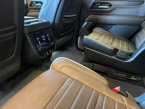 New 2026 GMC Yukon Denali Ultimate w/ LPO, Floor Liner Package AWD/4WD image 12