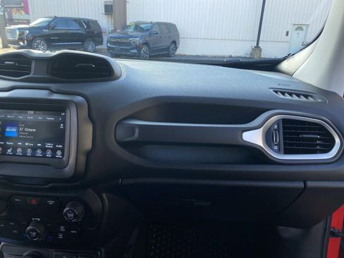 Used 2019 Jeep Renegade Latitude w/ Cold Weather Group image 19