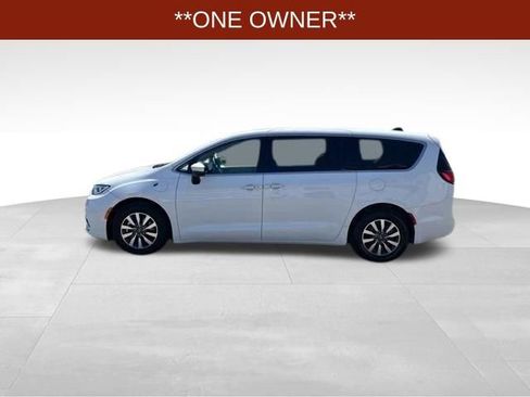 Used 2023 Chrysler Pacifica Touring-L FWD image 4
