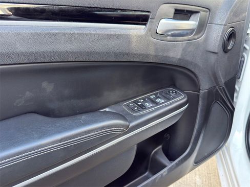 Used 2019 Chrysler 300 S image 22