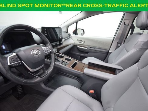 Used 2021 Toyota Sienna XLE image 10