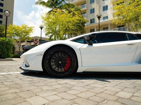 Used 2018 Lamborghini Aventador S image 36