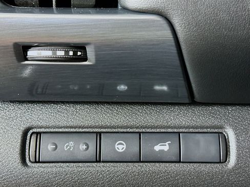 Used 2025 Nissan Pathfinder SL AWD/4WD image 16