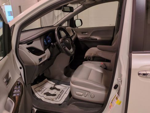 Used 2019 Toyota Sienna XLE image 18