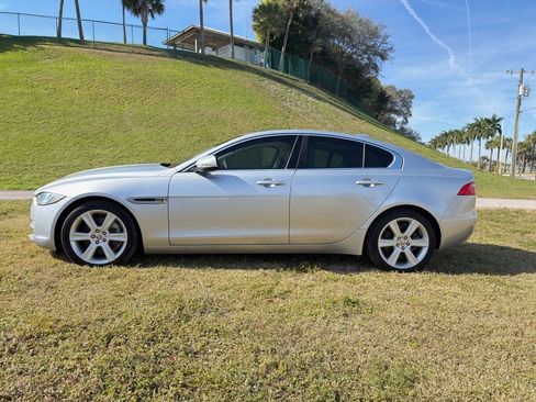 Used 2017 Jaguar XE Prestige image 2