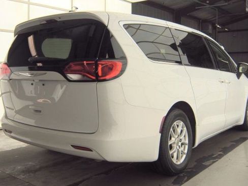 Used 2022 Chrysler Voyager LX image 3