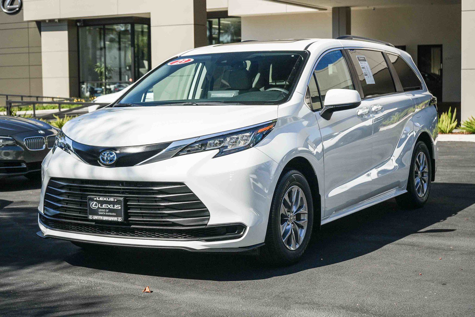 Used 2023 Toyota Sienna LE w/ LE Plus Package FWD image 3