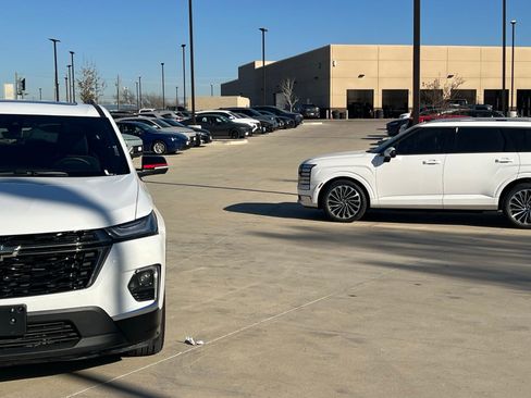 Used 2023 Chevrolet Traverse Premier w/ Redline Edition image 3