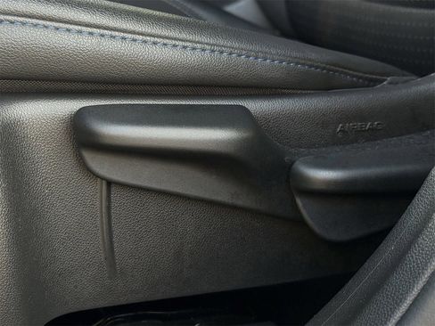 Certified 2025 Chevrolet Trax LT image 21