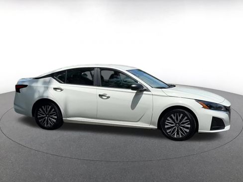 Used 2025 Nissan Altima 2.5 SV FWD image 12