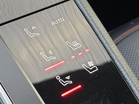 Certified 2025 Porsche Macan Turbo image 23