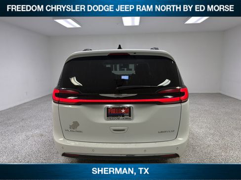 Used 2023 Chrysler Pacifica Limited FWD image 5
