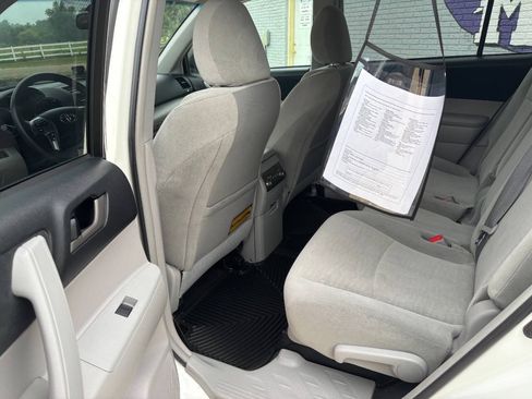 Used 2011 Toyota Highlander 4WD w/ Tech Pkg image 3