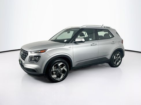 Used 2025 Hyundai Venue SEL FWD image 3