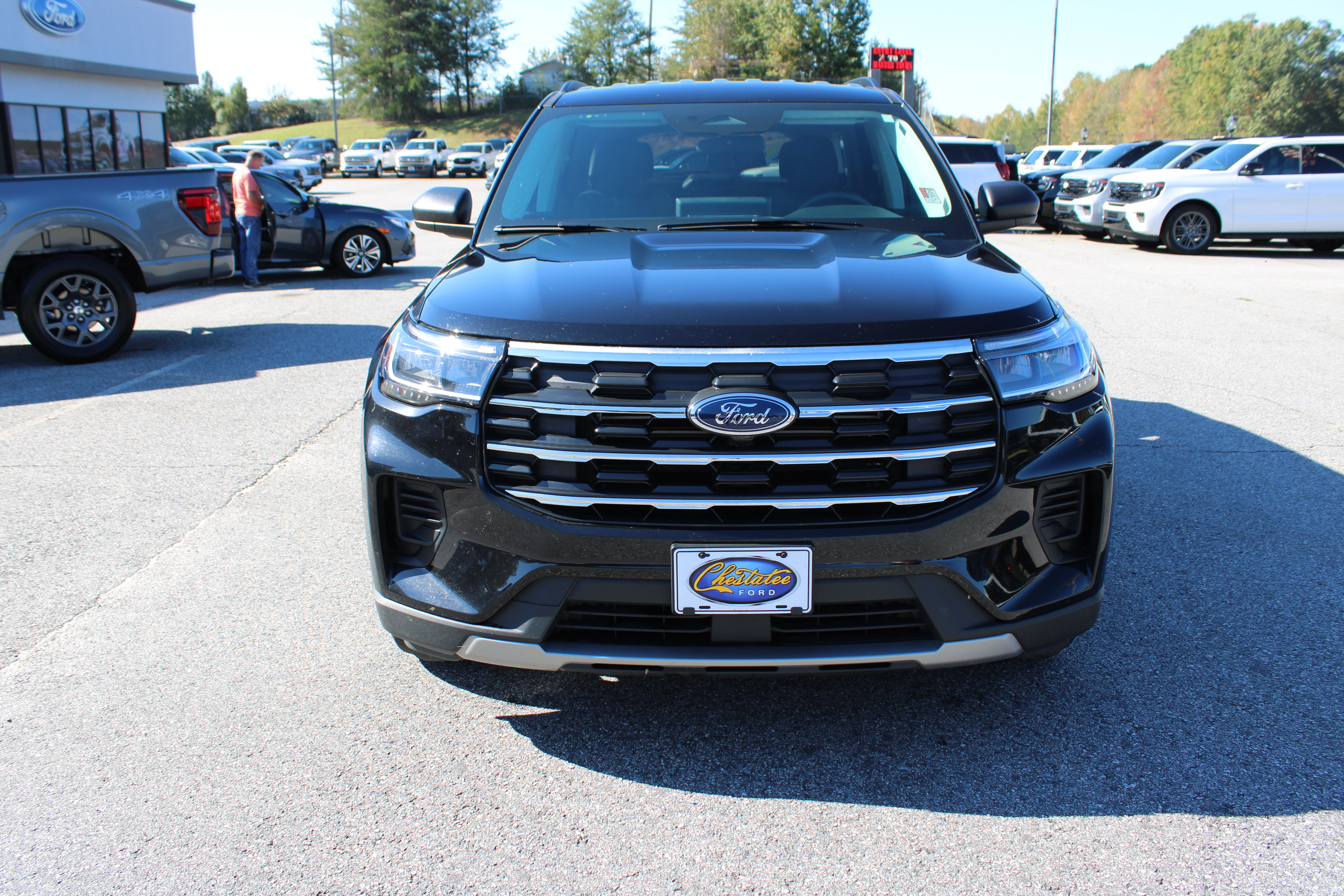 Used 2025 Ford Explorer Active RWD image 3