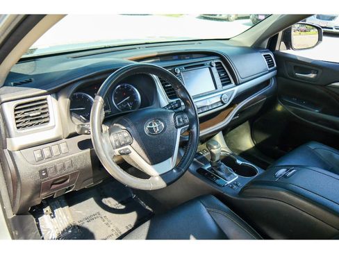 Used 2018 Toyota Highlander XLE AWD/4WD image 12