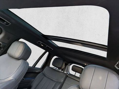 Used 2025 Land Rover Range Rover Long Wheelbase SE image 13