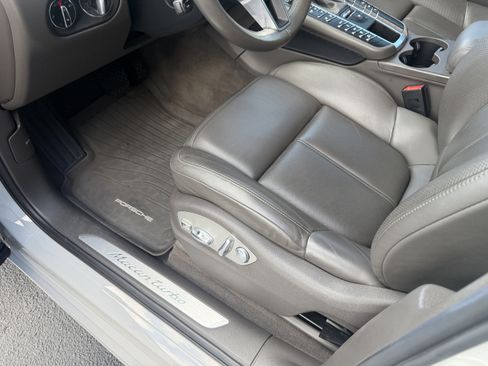 Certified 2021 Porsche Macan Turbo AWD/4WD image 11