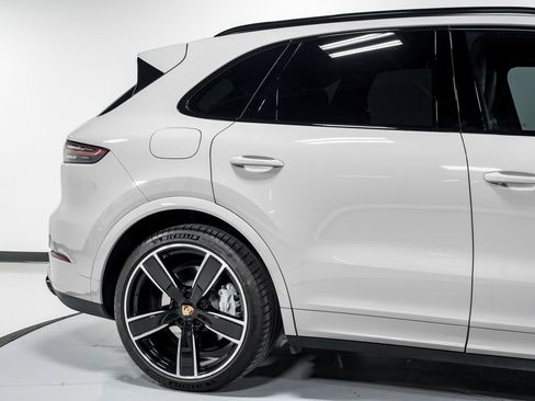 Used 2022 Porsche Cayenne Turbo AWD/4WD image 52