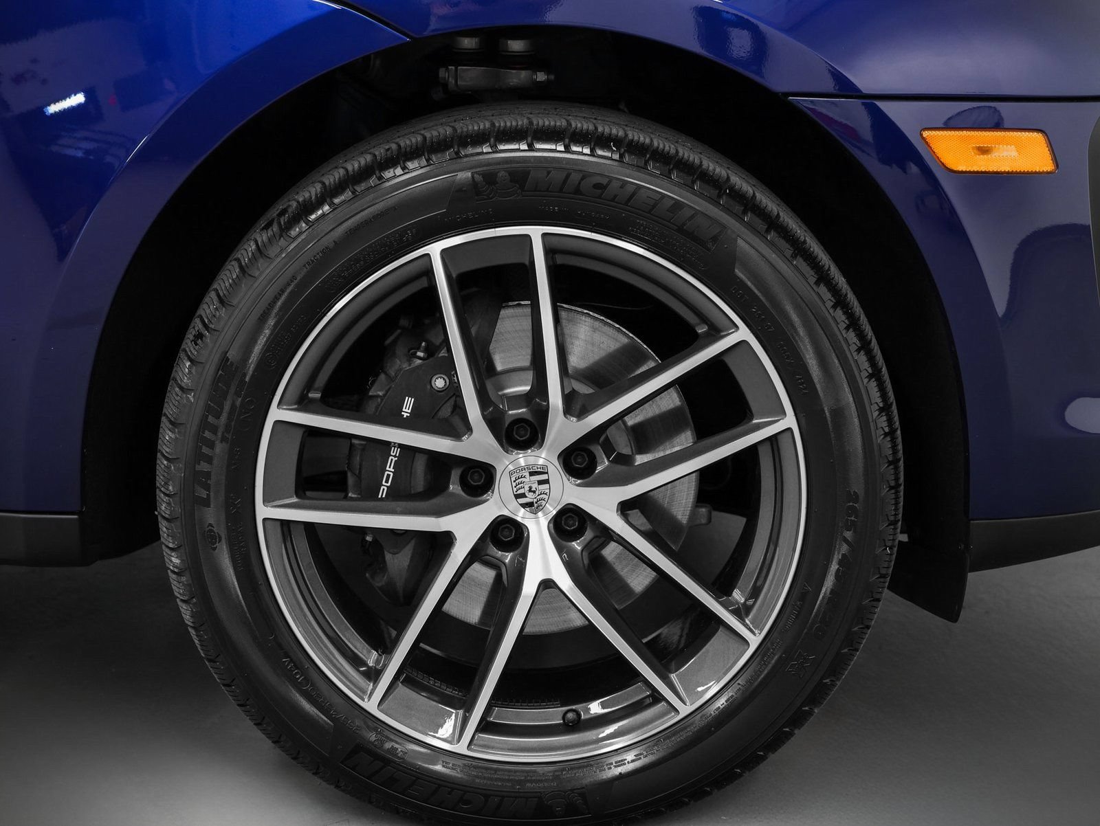 Certified 2025 Porsche Macan AWD/4WD image 15