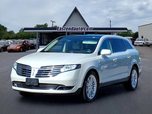 Used 2019 Lincoln MKT AWD image 1