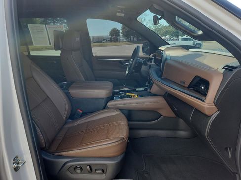 Used 2025 Chevrolet Tahoe High Country image 9