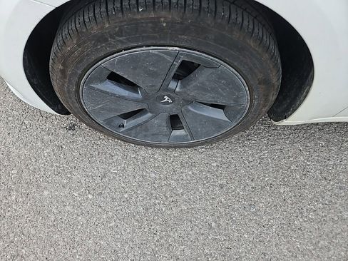 Used 2023 Tesla Model 3 Standard Range image 13