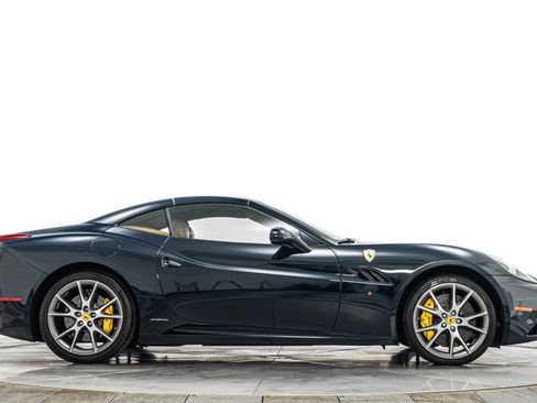 Used 2010 Ferrari California RWD image 18