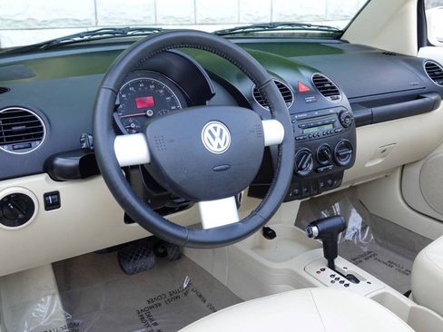 Used 2008 Volkswagen Beetle SE FWD image 4