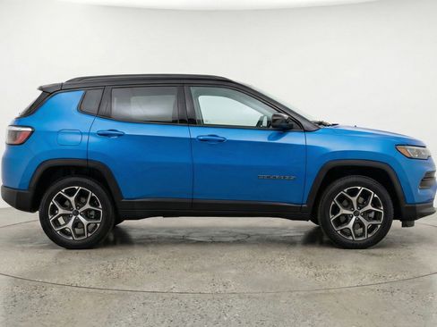 Used 2025 Jeep Compass Limited image 11