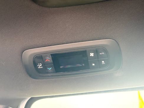 Used 2024 Chrysler Pacifica Limited FWD image 33