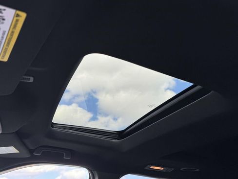 Used 2017 Ford Explorer XLT w/ Equipment Group 202A image 4