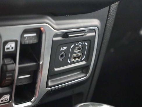 Used 2019 Jeep Wrangler Unlimited Sahara image 32