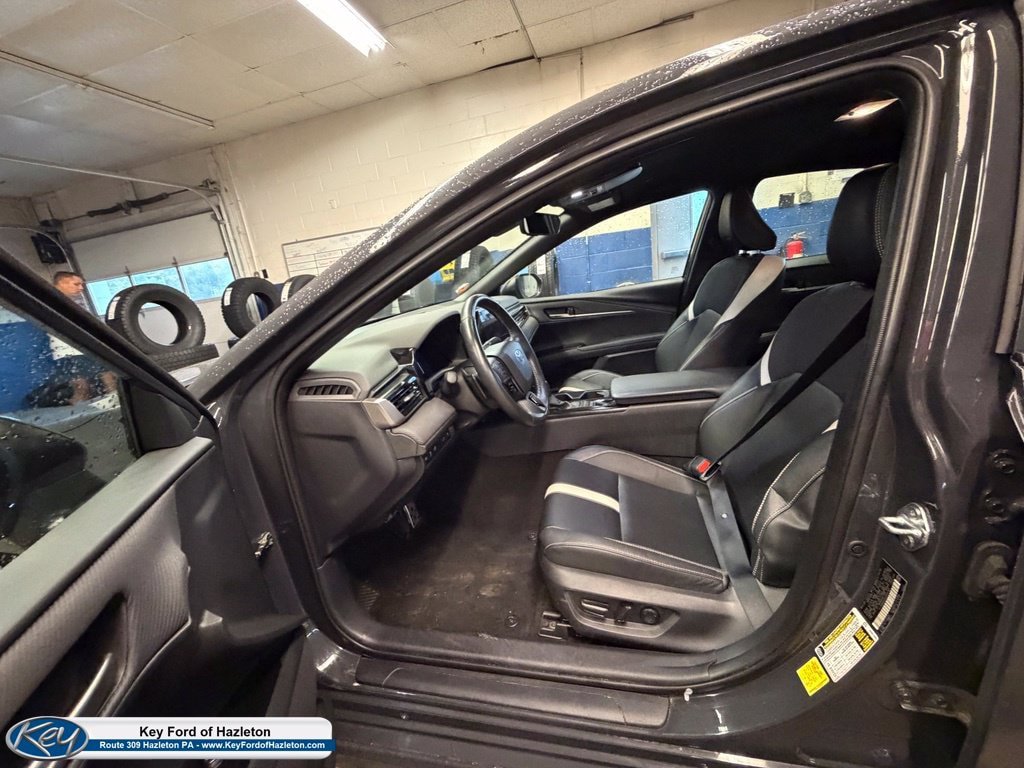 Used 2025 Toyota Camry SE w/ Convenience Package AWD/4WD image 15