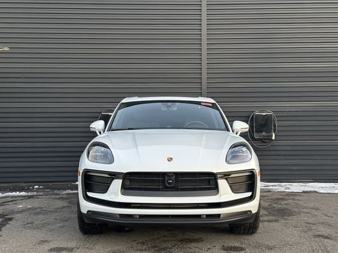 Certified 2025 Porsche Macan AWD/4WD image 11