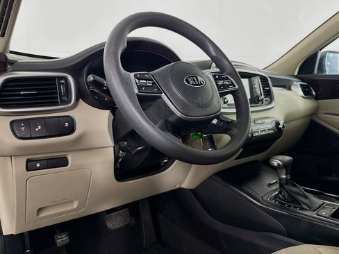 Used 2019 Kia Sorento LX image 26