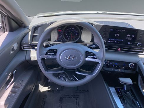 Used 2022 Hyundai Elantra SEL FWD image 12