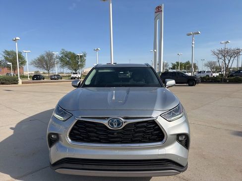 Used 2022 Toyota Highlander Platinum image 2