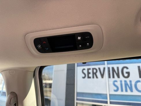 Used 2024 Chrysler Pacifica Touring-L image 31