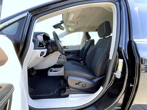 Used 2023 Chrysler Voyager LX FWD image 10