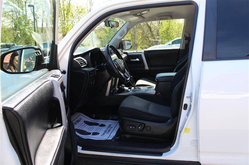 Used 2016 Toyota 4Runner SR5 AWD/4WD image 10