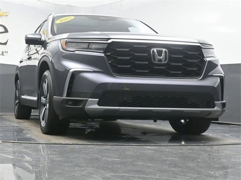 Used 2025 Honda Pilot Touring image 3