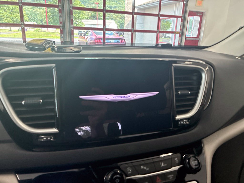 Certified 2024 Chrysler Pacifica Touring-L FWD image 59