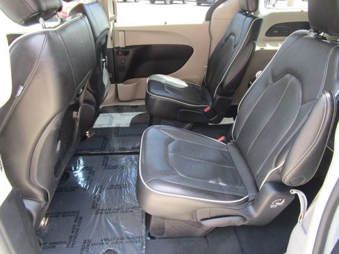 Used 2022 Chrysler Pacifica Limited FWD image 12
