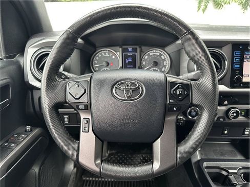 Used 2017 Toyota Tacoma TRD Sport w/ Tow Package (A/T) AWD/4WD image 19