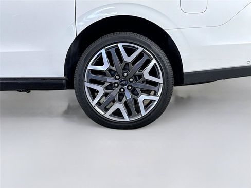 Used 2025 Ford Expedition Max Platinum w/ Platinum Ultimate Package AWD/4WD image 37