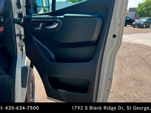 Used 2025 Mercedes-Benz Sprinter 2500 image 21