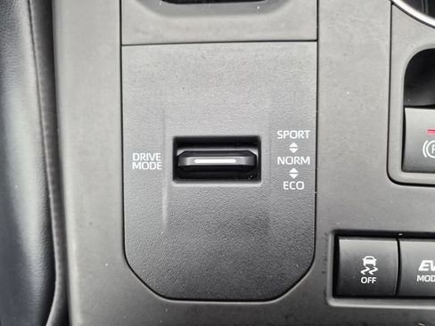 Used 2022 Toyota Highlander XLE AWD/4WD image 32