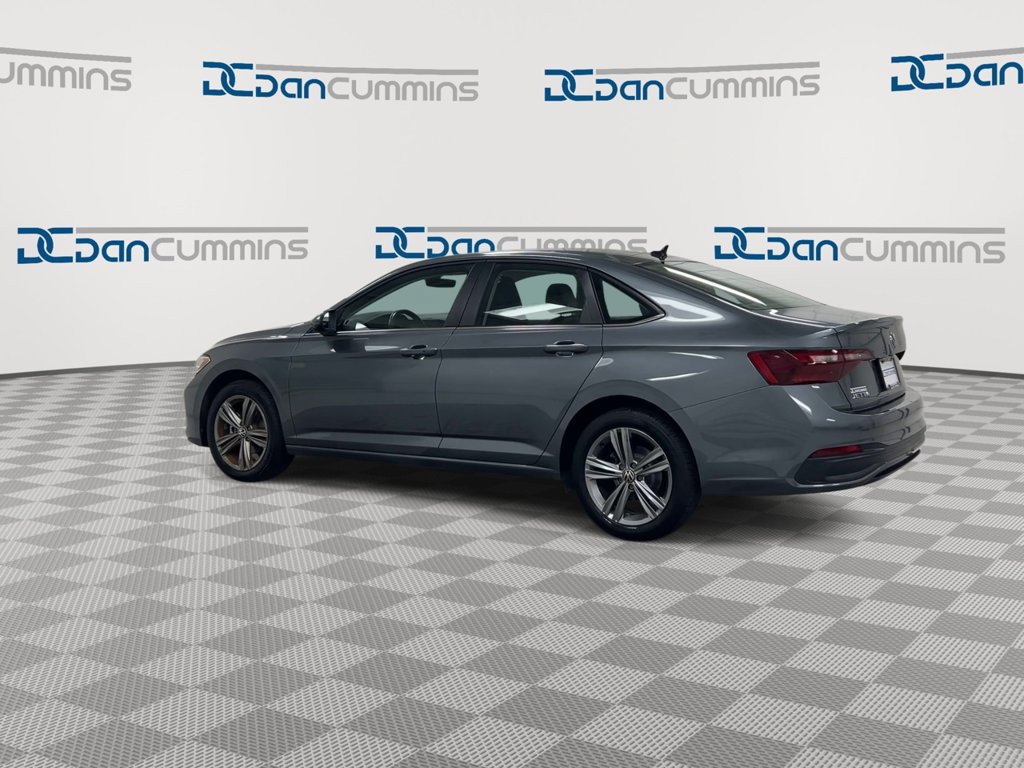 Used 2024 Volkswagen Jetta SE FWD image 6